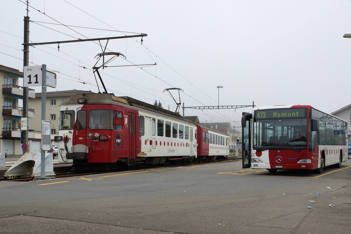 TPF: BAHN- ODER BUSBILD ? Der Pendelzug mit dem BDe 4/4 141 und der Mercedes CITARO der ersten Generation warteten am 12. November 2015 zusammen in Palézieux auf TPF-Fahrgäste nach Bulle und Romont.
Foto: Walter Ruetsch  