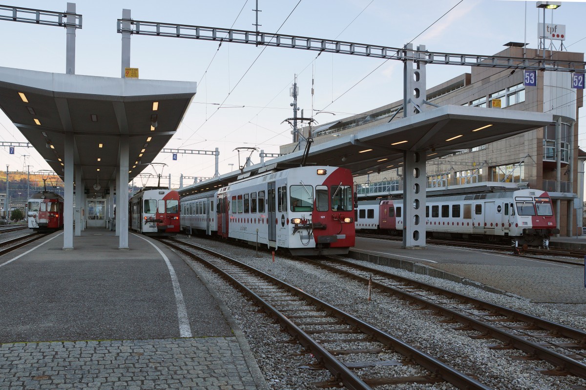 TPF: Bald Geschichte ist die nicht gestellte Fahrzeugparade mit den alten Triebzügen die per Zufall am 14. November 2015 in Bulle verewigt werden konnte. 
Foto: Walter Ruetsch 