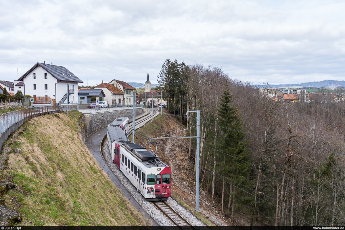 TPF Be 4/4 122 als S60 Bulle - Broc-Fabrique am 13. März 2021 zwischen Broc-Village und Broc-Fabrique.<br>
Die Strecke Bulle - Broc wird per 6. April 2021 stillgelegt und auf Normalspur umgebaut. Hauptargument für die Umspurung war der aufwendige Güterverkehr zur Cailler-Schokoladenfabrik mittels Rollböcken, welcher allerdings kurz darauf durch Nestlé auf die Strasse verlagert wurde.