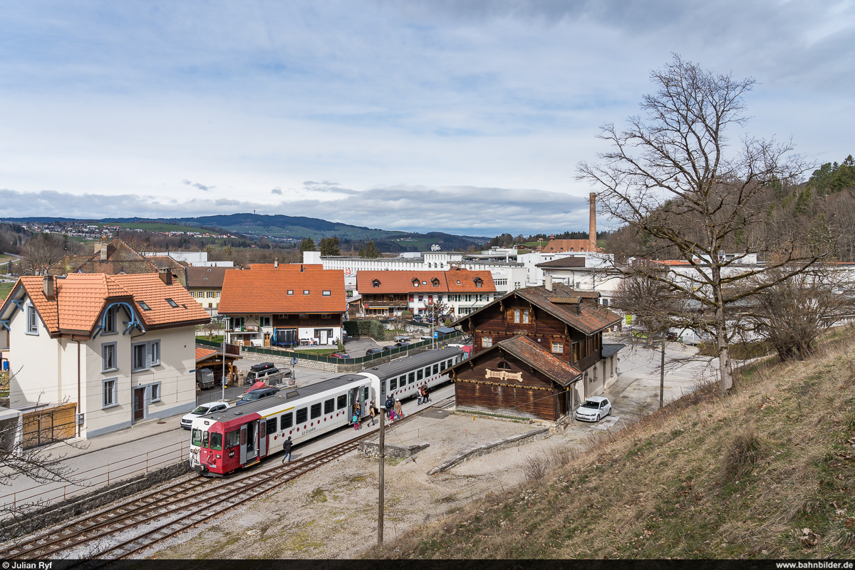 TPF Be 4/4 122 als S60 Bulle - Broc-Fabrique am 13. März 2021 im Bahnhof Broc-Fabrique. Im Hintergrund die Cailler-Fabrik.<br>
Die Strecke Bulle - Broc wird per 6. April 2021 stillgelegt und auf Normalspur umgebaut. Hauptargument für die Umspurung war der aufwendige Güterverkehr zur Cailler-Schokoladenfabrik mittels Rollböcken, welcher allerdings kurz darauf durch Nestlé auf die Strasse verlagert wurde.
