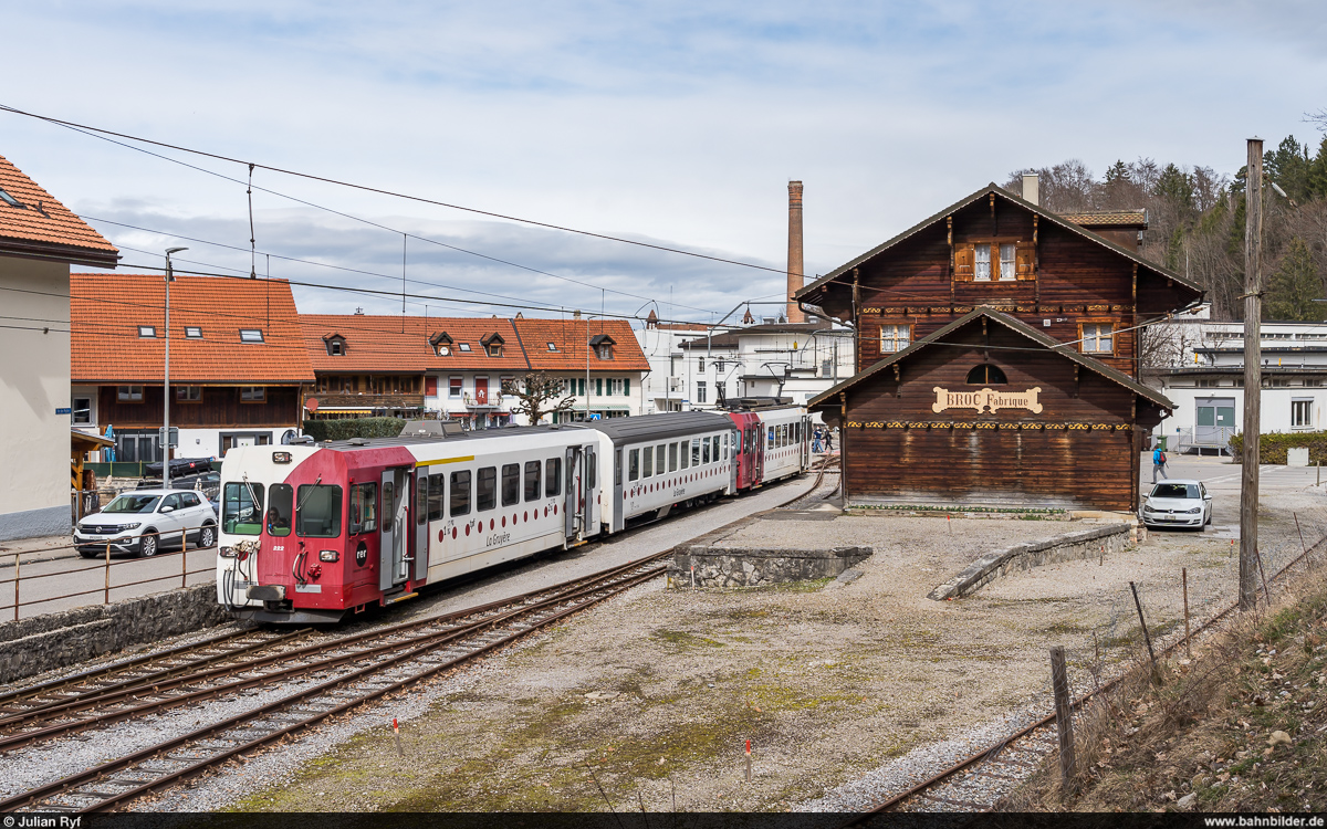 TPF Be 4/4 122 als S60 Broc-Fabrique - Bulle am 13. März 2021 im Bahnhof Broc-Fabrique. Im Hintergrund die Cailler-Fabrik.<br>
Die Strecke Bulle - Broc wird per 6. April 2021 stillgelegt und auf Normalspur umgebaut. Hauptargument für die Umspurung war der aufwendige Güterverkehr zur Cailler-Schokoladenfabrik mittels Rollböcken, welcher allerdings kurz darauf durch Nestlé auf die Strasse verlagert wurde.
