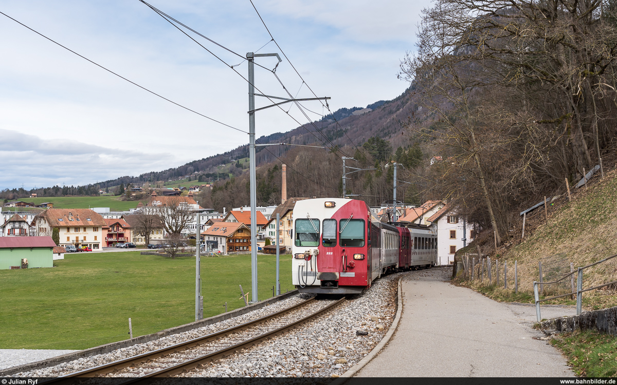 TPF Be 4/4 122 als S60 Broc-Fabrique - Bulle am 13. März 2021 bei Broc-Fabrique.<br>
Die Strecke Bulle - Broc wird per 6. April 2021 stillgelegt und auf Normalspur umgebaut. Hauptargument für die Umspurung war der aufwendige Güterverkehr zur Cailler-Schokoladenfabrik mittels Rollböcken, welcher allerdings kurz darauf durch Nestlé auf die Strasse verlagert wurde.