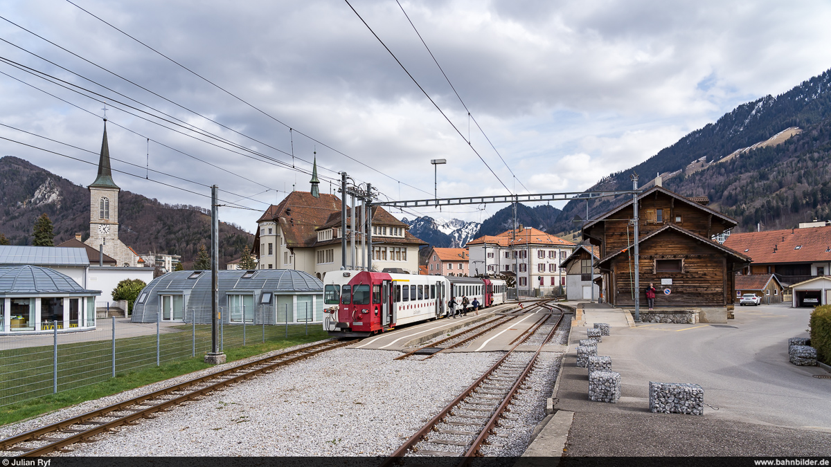 TPF Be 4/4 122 als S60 Bulle - Broc-Fabrique am 13. März 2021 im Bahnhof Broc-Village.<br>
Die Strecke Bulle - Broc wird per 6. April 2021 stillgelegt und auf Normalspur umgebaut. Hauptargument für die Umspurung war der aufwendige Güterverkehr zur Cailler-Schokoladenfabrik mittels Rollböcken, welcher allerdings kurz darauf durch Nestlé auf die Strasse verlagert wurde.