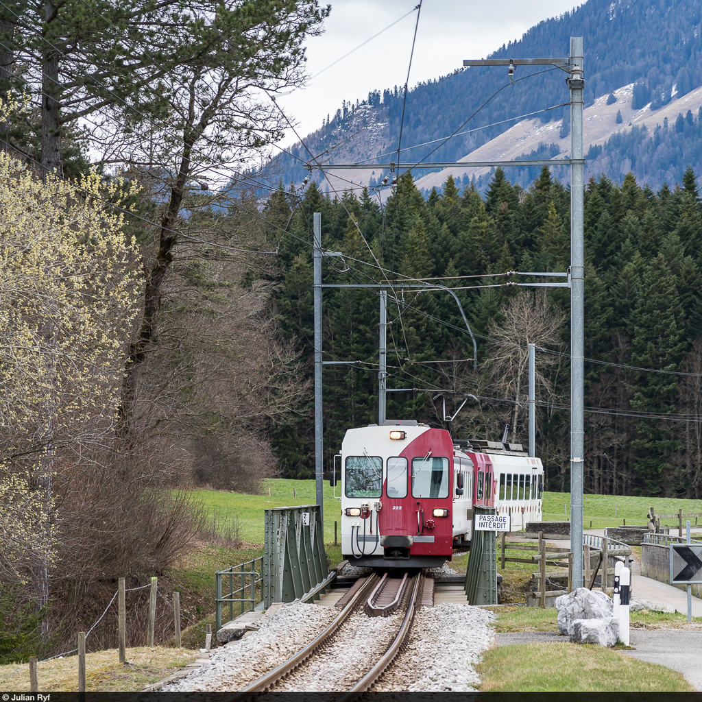 TPF Be 4/4 122 als S60 Broc-Fabrique - Bulle am 13. März 2021 zwischen den Haltestellen Les Marches und La Tour-de-Trême Parqueterie.<br>
Die Strecke Bulle - Broc wird per 6. April 2021 stillgelegt und auf Normalspur umgebaut. Hauptargument für die Umspurung war der aufwendige Güterverkehr zur Cailler-Schokoladenfabrik mittels Rollböcken, welcher allerdings kurz darauf durch Nestlé auf die Strasse verlagert wurde.