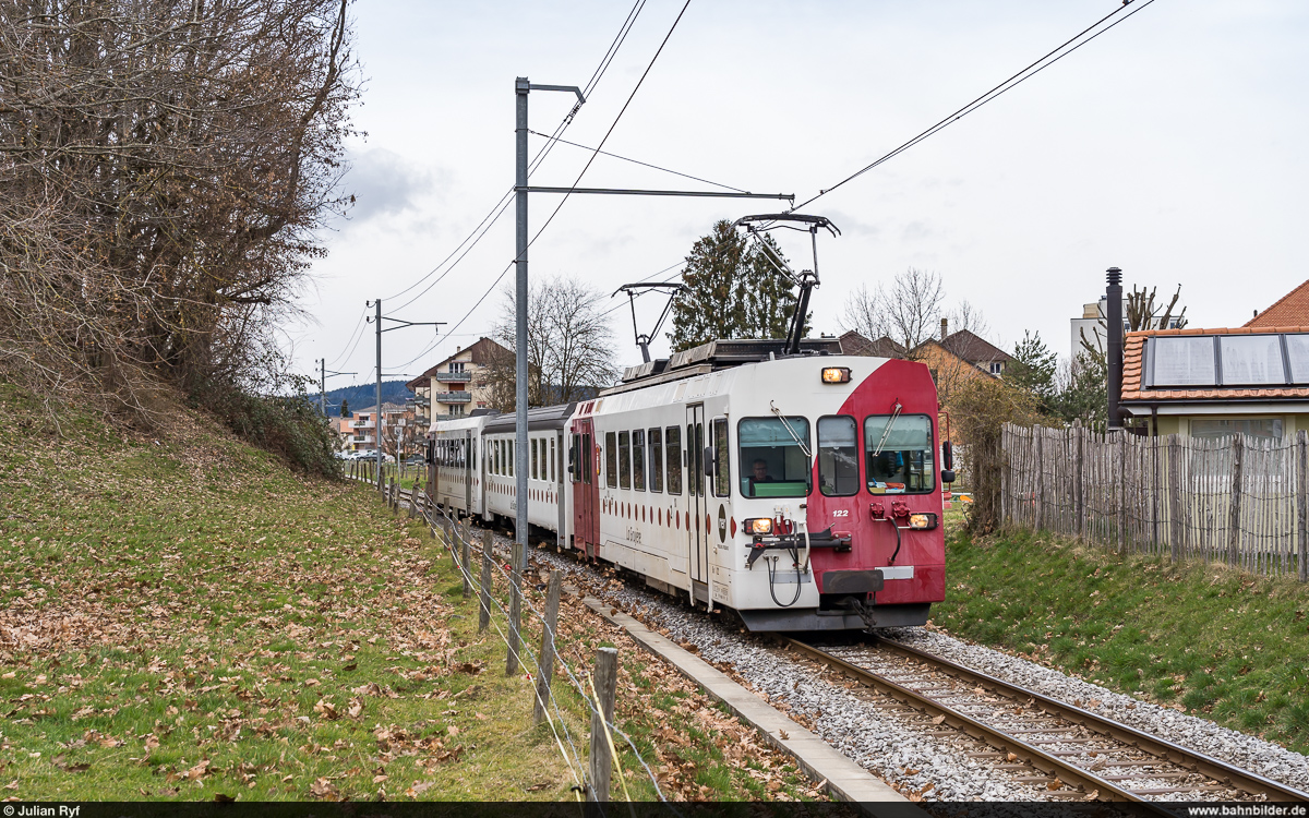 TPF Be 4/4 122 als S60 Bulle - Broc-Fabrique am 13. März 2021 bei der Haltestelle La Tour-de-Trême Village.<br>
Die Strecke Bulle - Broc wird per 6. April 2021 stillgelegt und auf Normalspur umgebaut. Hauptargument für die Umspurung war der aufwendige Güterverkehr zur Cailler-Schokoladenfabrik mittels Rollböcken, welcher allerdings kurz darauf durch Nestlé auf die Strasse verlagert wurde.