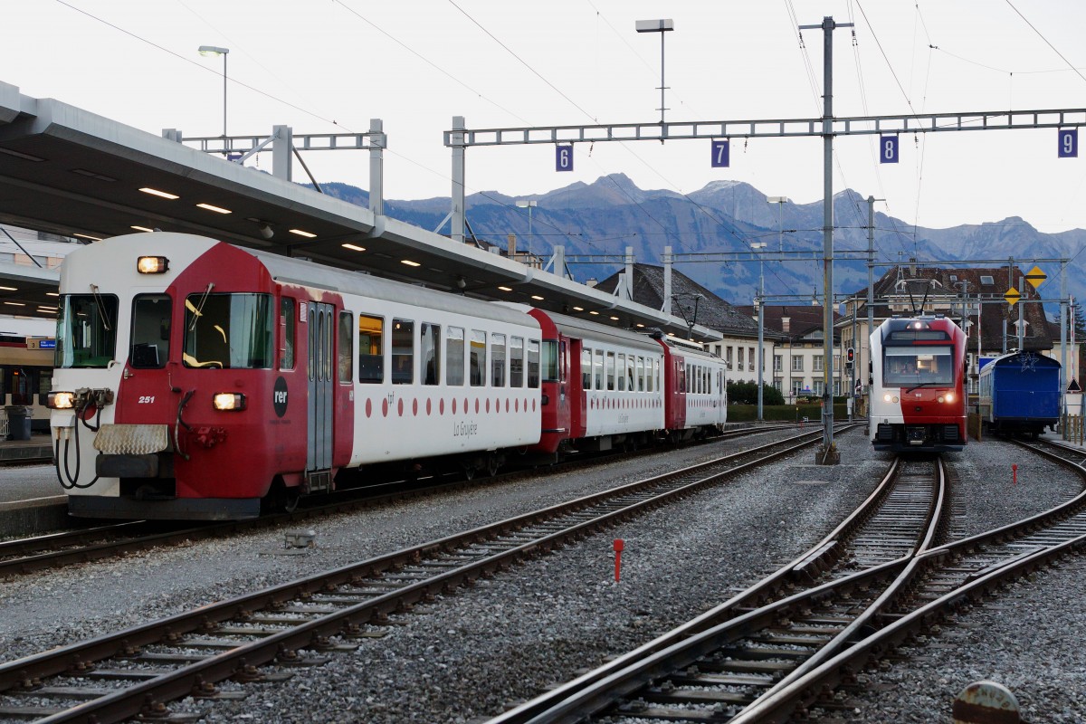 TPF: Begegnung NEU/ALT früh morgens in Bulle am 12. November 2015. Bald werden die alten Züge durch die neuen Kompositionen von STADLER RAIL abgelöst. Rechts im Bild ist der dreiteilige Triebzug mit dem Be 2/4 102 abgestellt.
Foto: Walter Ruetsch 