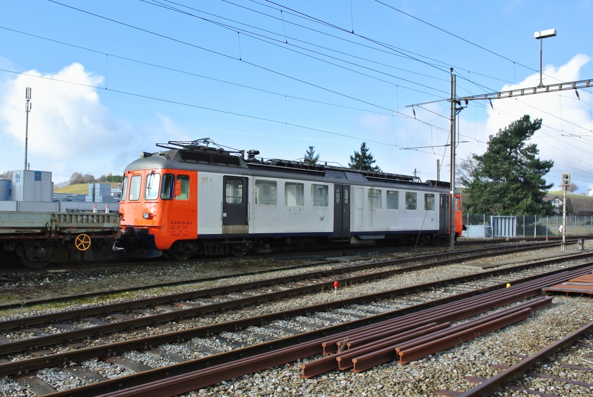 TPF, ex. MThB, ex. Thurbo, Xe 94 85 7537 176-0, ex. ABDe 537 176-6, abgestellt in Courtepin, 30.12.2013. Die TPF beschaffte dieses Occasion Fahrzeug (noch mit einem Bt) für den Regionalverkehr zwischen Bulle und Romont. Mit der Einführung der neuen S-Bahn Fribourg (RER) wurde der Pendel arbeitslos. Der Steuerwagen wurde verschrottet, der Triebwagen zu einem Diensttriebwagen umgebaut.