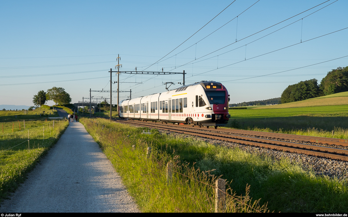 TPF FLIRT RABe 527 197 als RE Bern - Bulle am 27. Mai 2020 bei Balliswil.