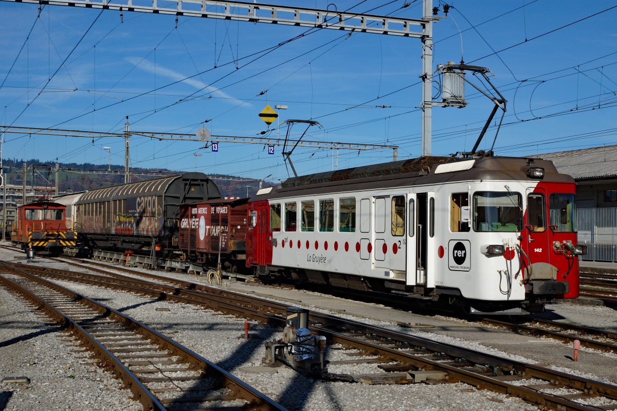 TPF: Güterzug Bulle - Broc mit BDe 4/4 142 in Bulle am 12. November 2015. Hinten im Bild sichtbar ist der Rangiertraktor Te 4/4 13.
Foto: Walter Ruetsch