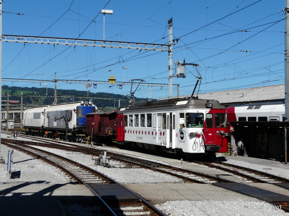 tpf - Gterzug nach Broc Fabriqe mit dem Triebwagen BDe 4/4 142 im Bahnhof von Bulle am 03.09.2013