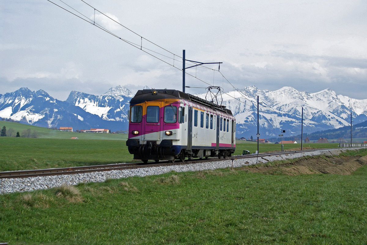 TPF: Im Jahre 2007 bedienten noch Regionalzüge von TPF die ehemalige GFM-Strecke Bulle-Romont. Am 2. April 2007 konnte der ABDe 537 176-0 bei Sâles auf der Fahrt nach Romont verewigt werden.
Von vielen Bahnfotografen wurde die sehr kurze Strecke  mit einer Länge von nur 18 Kilometern nicht zuletzt wegen dem unspektakulären Fahrzeugpark stark vernachlässigt.
Foto: Walter Ruetsch