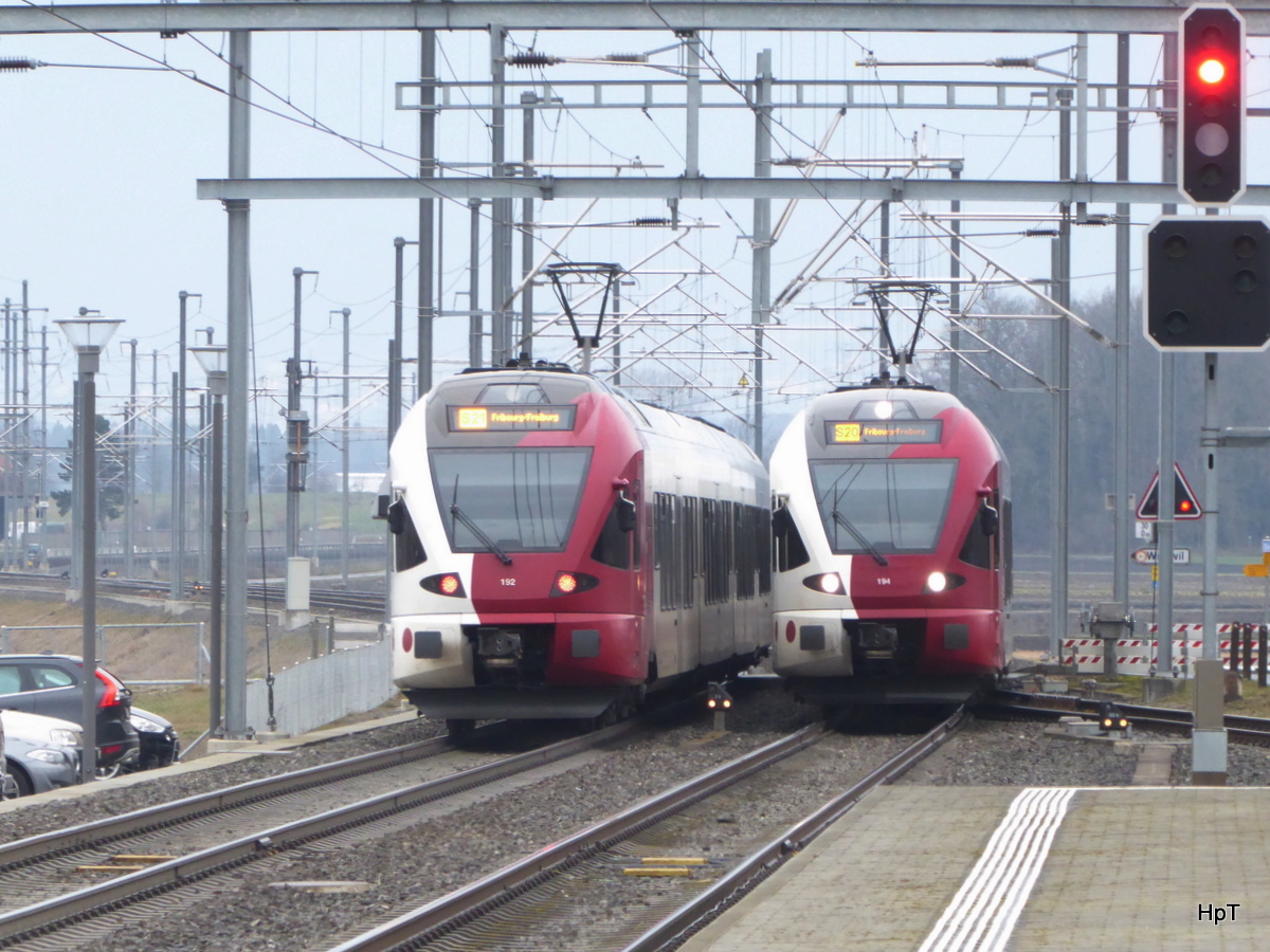 tpf - Kreuzung der Triebwagen RABe 527 192 und RABe 527 194 im Bahnhof von Ins am 15.03.2018