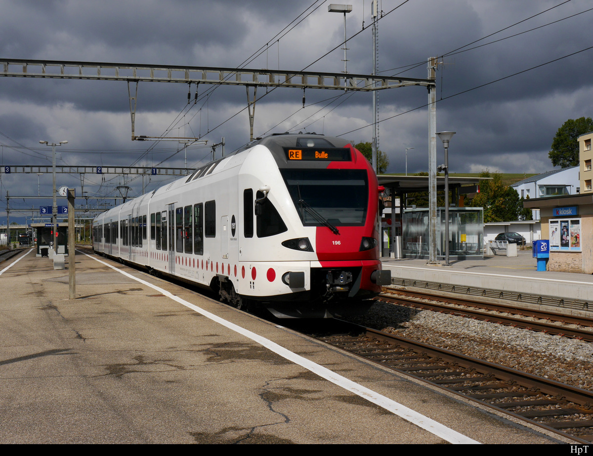 tpf - Nachschuss des Triebzuges RABe 527 196 bei  der Durchfahrt im Bahnhof Schmitten am 24.03.2018