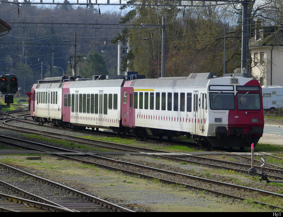 tpf - Pendelzug mit dem Steuerwagen ABt 50 85 80-35 381-3 abgestellt bei der CJ im Bahnhof Bonfol am 15.04.2022