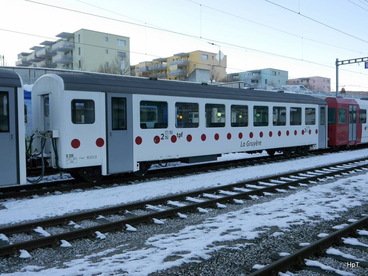 tpf - Personenwagen 2 Kl. B 209 im Bahnhof Bulle am 07.12.2017