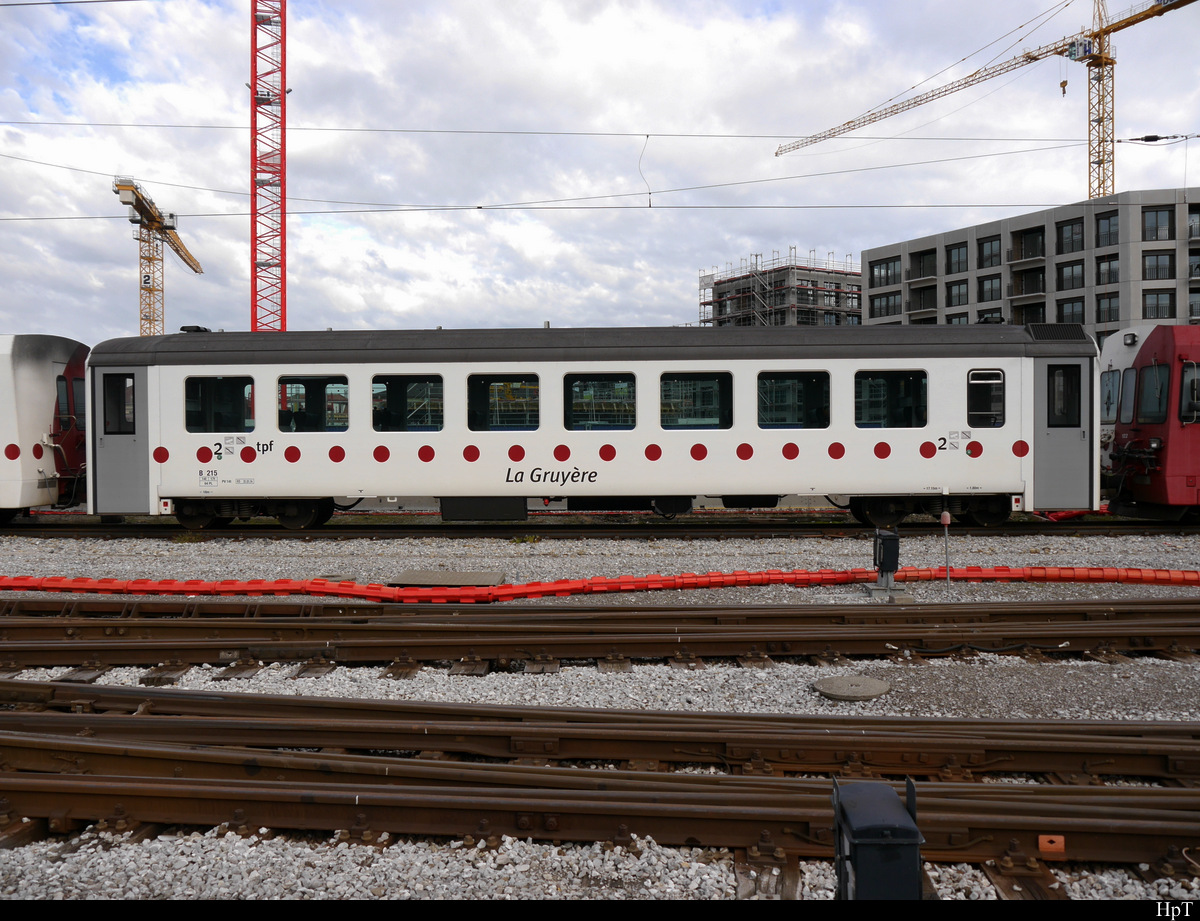 tpf - Personenwagen 2 Kl B 215 ( ex MOB ) im Bahnhof von Bulle am 19.12.2020