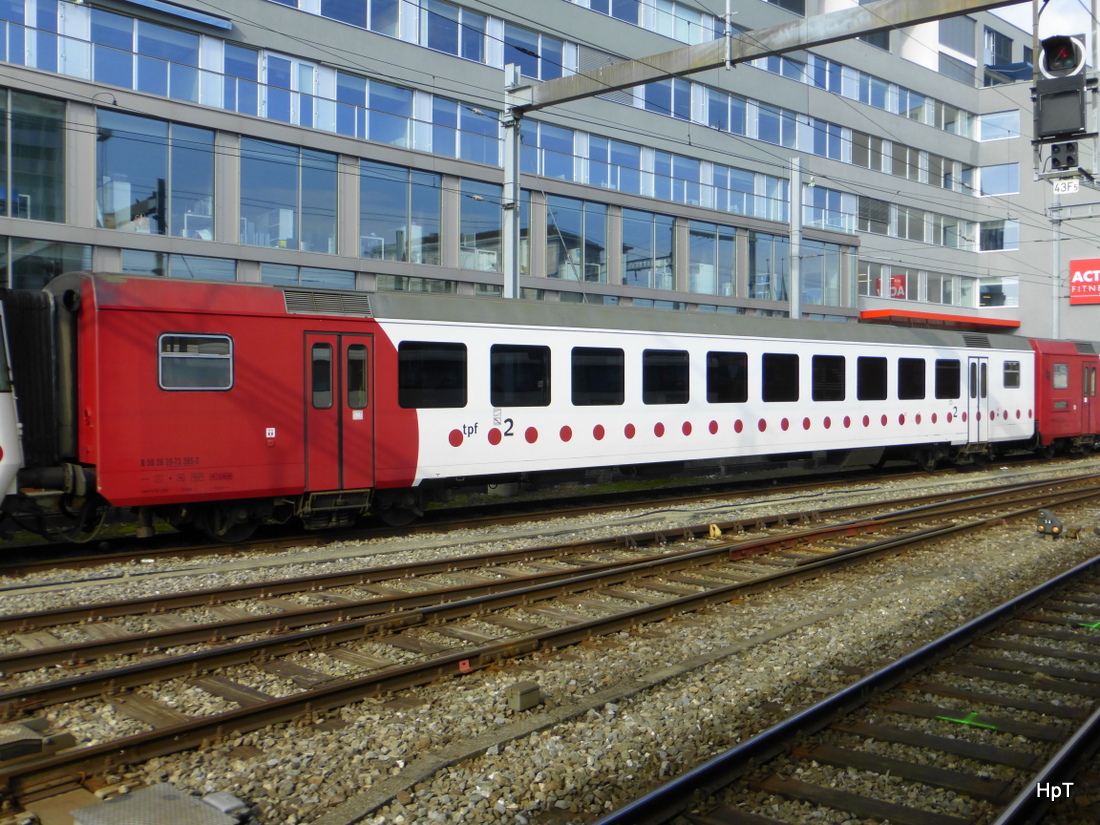 tpf - Personenwagen 2 Kl. B 50 36 20-73 365-2 im Bahnhof Freiburg am 14.02.2015