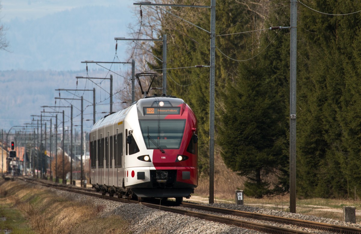 TPF RABe527 196 ist als S20 auf der spurgeraden Strecke nach Murten unterwegs. 27.03.2015