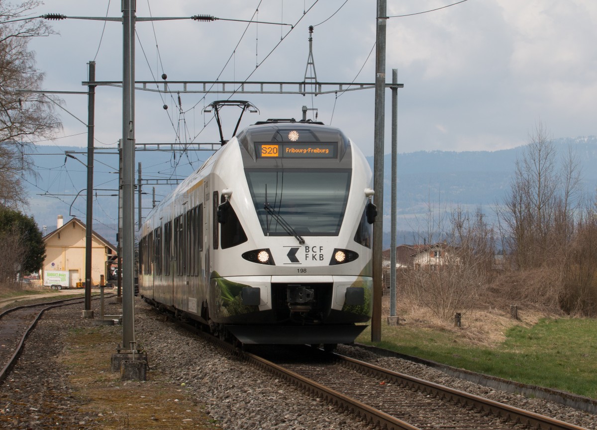 TPF RABe527 198 unterwegs als S20 nach Freiburg, bei der Abfahrt in Sugiez. 27.03.2015