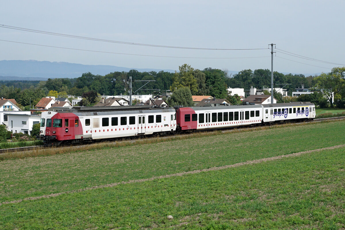 TPF RBDe 567-172-2 bei Murten nach Fribourg unterwegs am 25. September 2021.
Foto: Walter Ruetsch