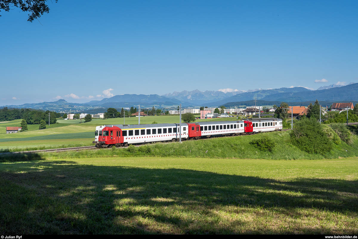 TPF RBDe 567 173 als RE Bulle - Fribourg am 27. Mai 2020 zwischen Neyruz und Rosé.