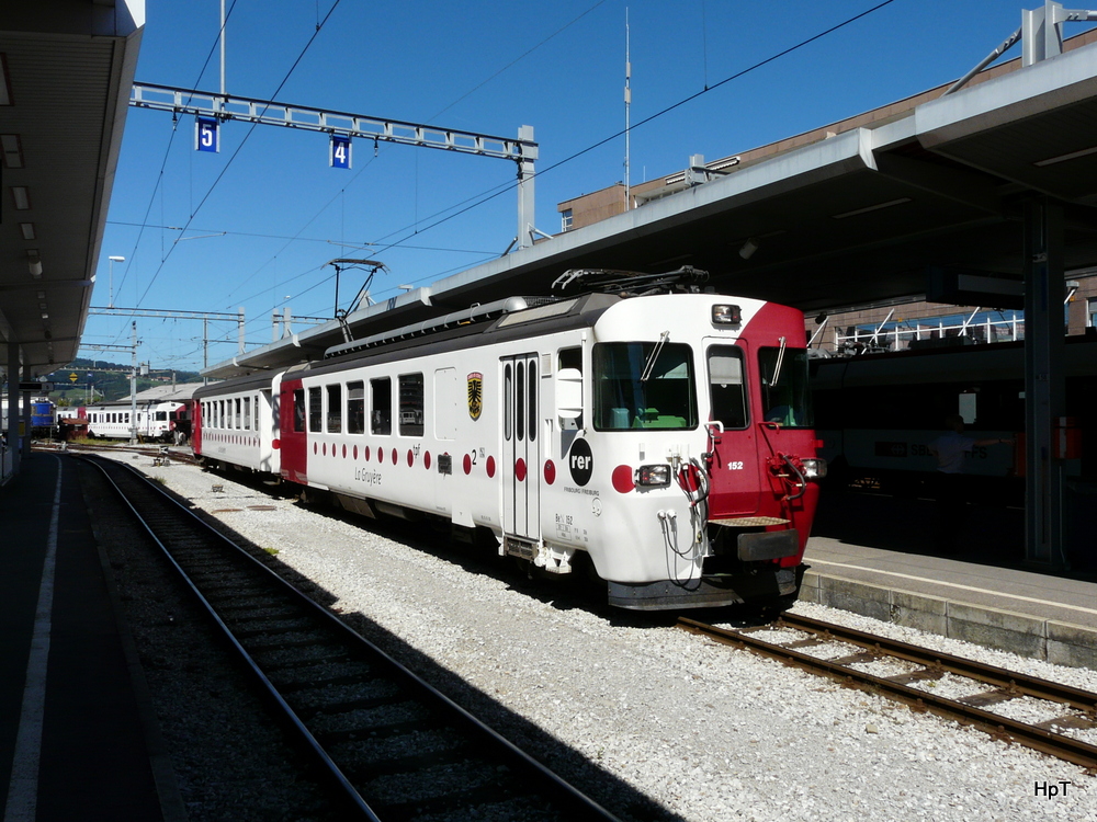 tpf - Regio nach Broc Fabriqe mit dem Triebwagen Be 4/4 152 und Steuerwagen Bt 255 im Bahnhof von Bulle am 03.09.2013