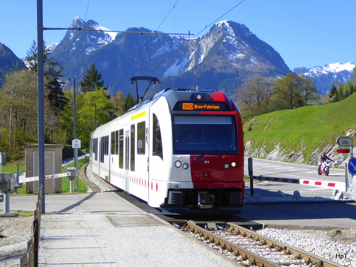 tpf - Regio nach Bulle mit ABe 2/4 104 und B 104 und Be 4/4 104 unterwegs bei Lessoc am 05.05.2016