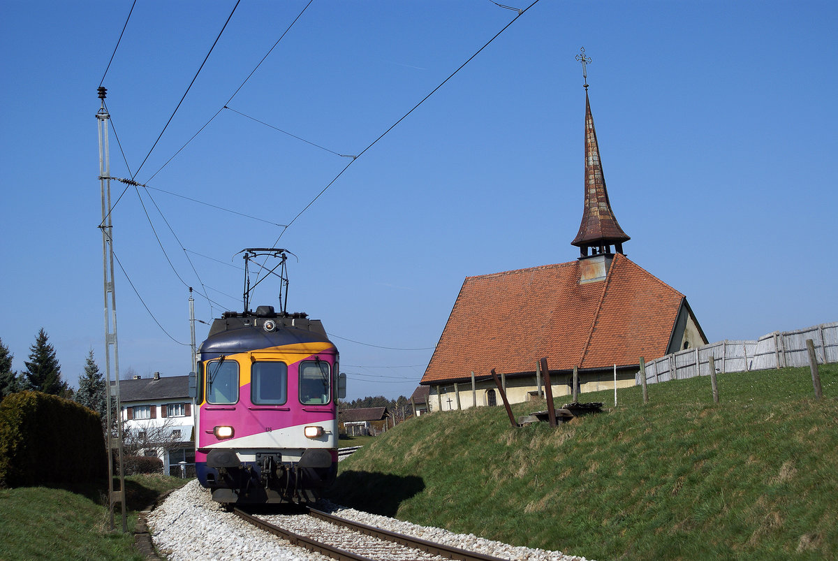 TPF: Regionalzug mit dem BDe 537 176 bei Vaulruz in Richtung Bulle unterwegs am 2. April 2007.
Foto: Walter Ruetsch