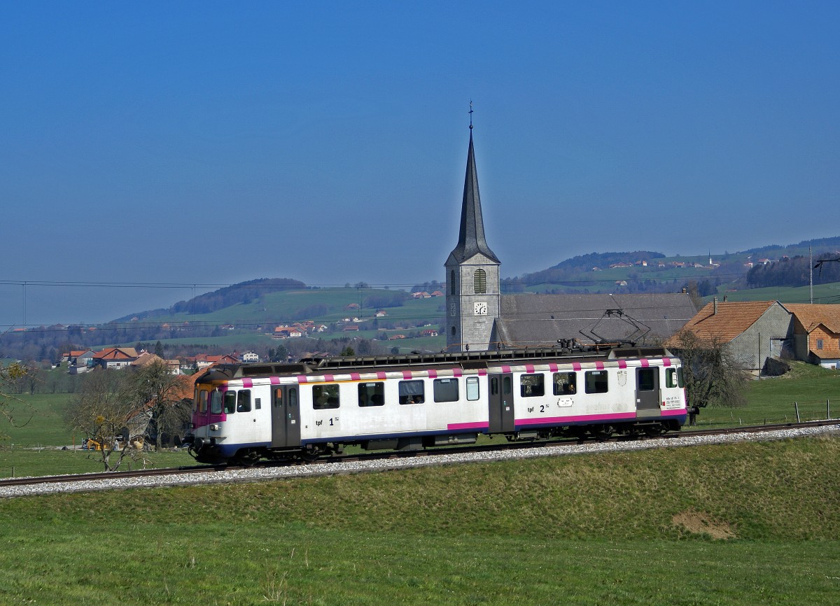 TPF: Regionalzug Romont-Bulle mit ABDe 537 176 bei Vuisternens-Devant-Romont am 2. April 2007.
Foto: Walter Ruetsch