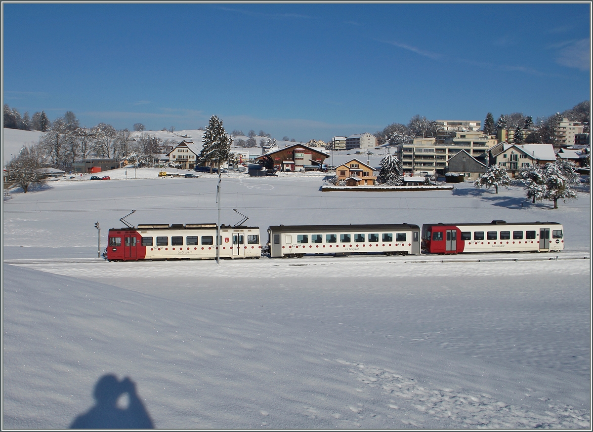 TPF Regionalzug (S51) 14860 von Palzieux hat sein Ziel Chtel St-Denis fast erreicht. Hier soll in Krze ein neuer Durchgangsbahnhof gebaut werden, welcher den Zgen den Fahrrichtgnswechsel erspart. 
21. Jan. 2015