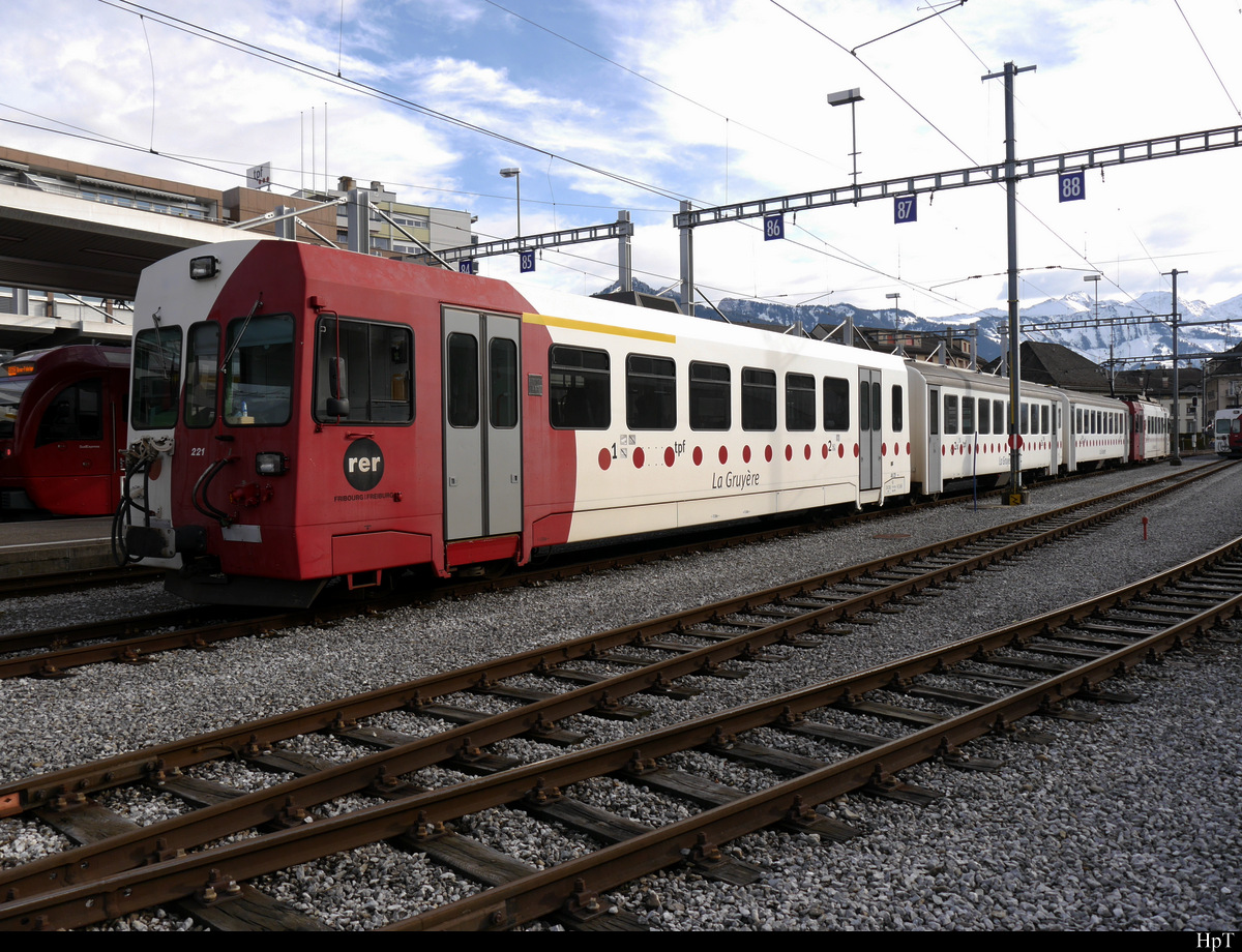 tpf - Reserve Pendelzug an der Spitze der Steuerwagen ABt 221 + B 207 + B 209 sowie am Schluss der Triebwagen Be 4/4 121 abgestellt im Bahnhof Bulle am 19.12.2020 