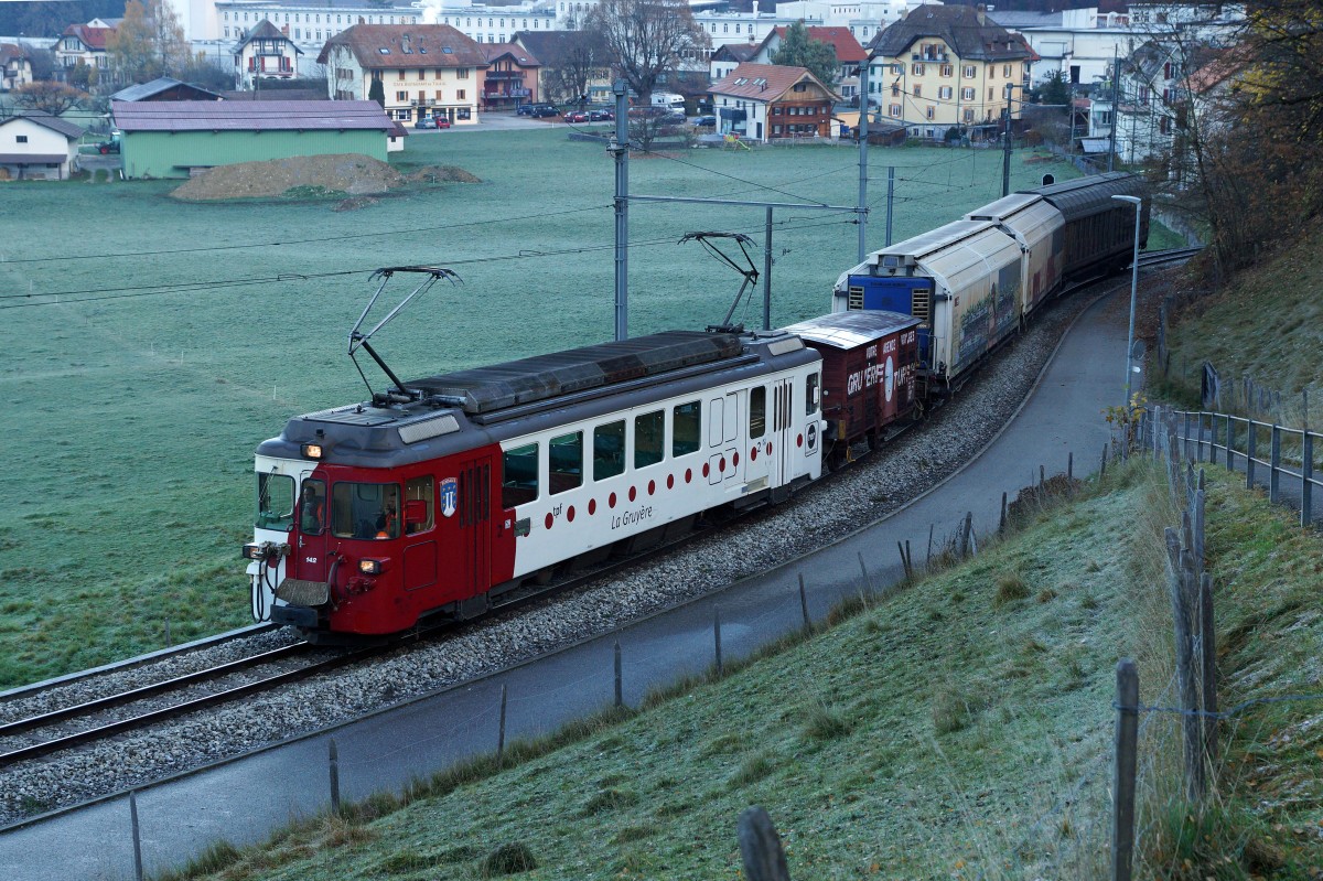 TPF: Rollbockverkehr Bulle - Broc vom 12. November 2015. BDe 4/4 142 vor Güterzug mit drei Wagen auf der Rückfahrt nach Bulle bei Broc.
Foto: Walter Ruetsch