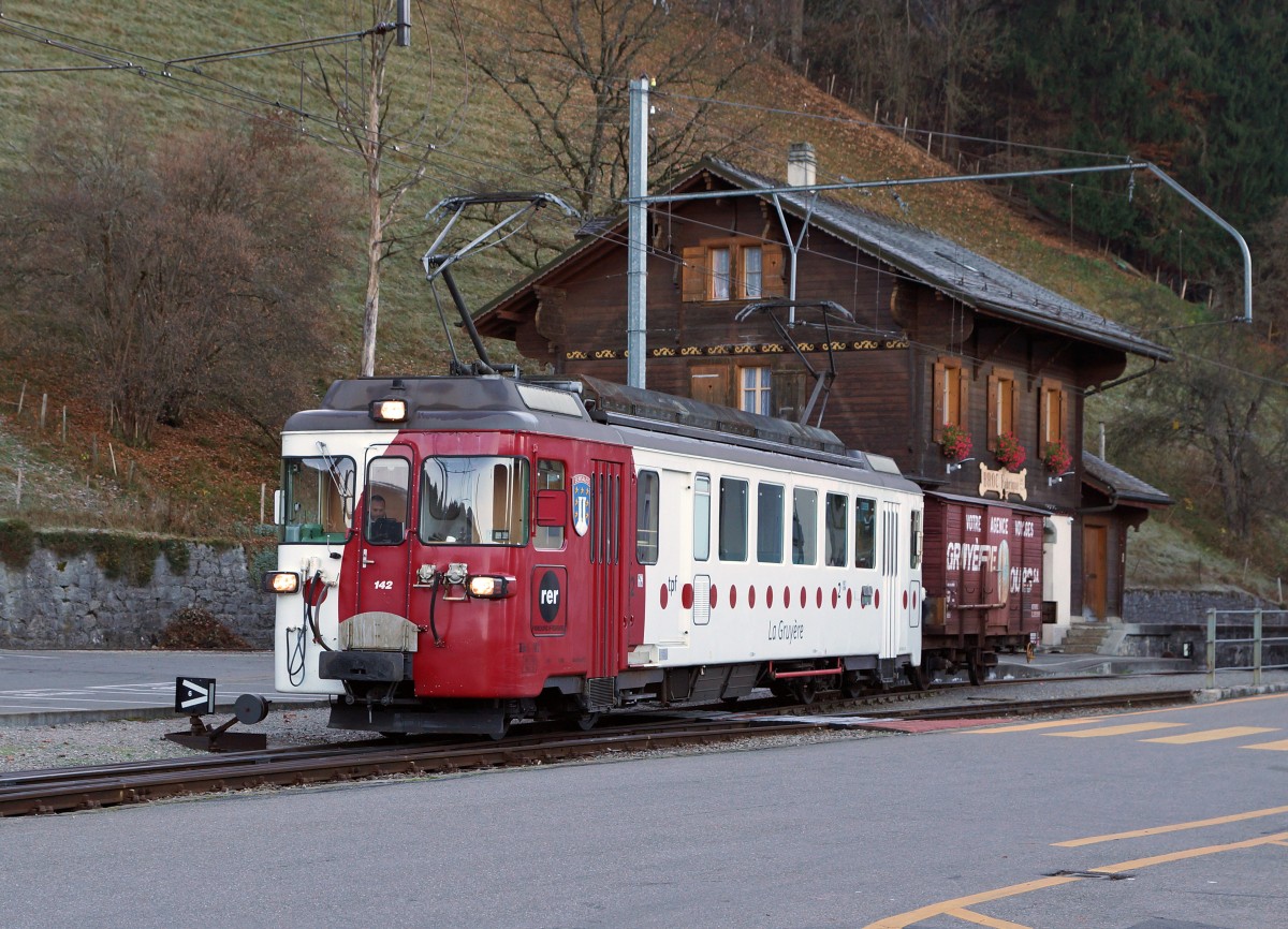 TPF: Rollbockverkehr Bulle - Broc vom 12. November 2015. BDe 4/4 142 mit Kupplungswagen vor dem historischen Bahnhof Broc Fabrique.
Foto: Walter Ruetsch