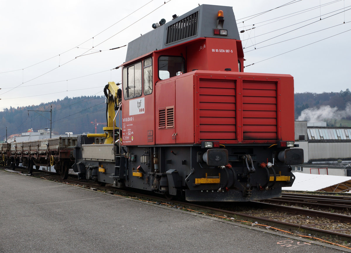 TPF: Tm 98 85 5234 087-5 mit zwei Dienstwagen in Courtepin abgestellt am 24. November 2016.
Foto: Walter Ruetsch