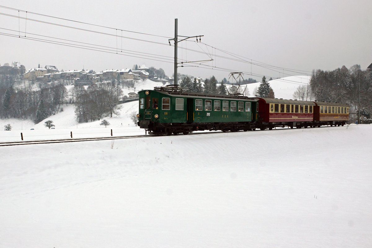 TPF: Train Fondue mit dem Be 4/4 116 vor der Kulisse des Städtchens Gruyères am 8. Januar 2017.
Foto: Walter Ruetsch
