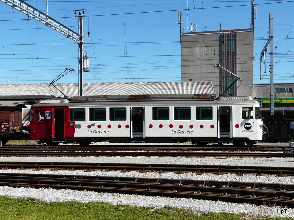 tpf - Triebwagen  Be 4/4 142 nach dem Umbau mit einer 3 Türe und ohne Gepäckabteil um in Zukunft für den Schülertransport eingesetzt zu werden hier zum Test vor Güterzug im Bahnhofsareal Bulle am 01.04.2014 ( Kleiner Aprilscherz von mir den Triebwagen gibt es so nicht :-) )
