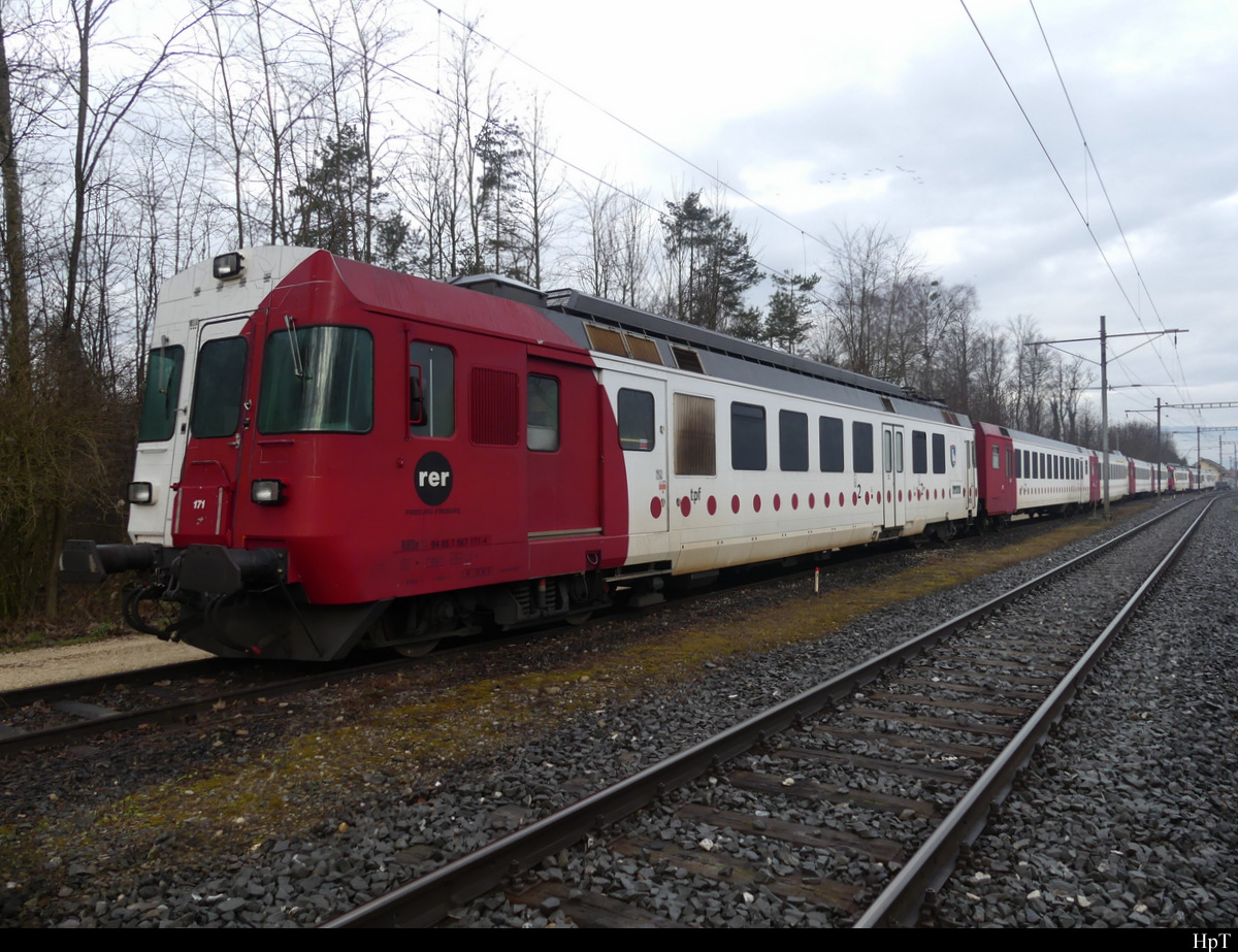 tpf - Triebwagen RBDe 4/4  567 171-4 abgestellt in einem Anschlussgeleise im Bhf. Sugiez am 25.12.2021