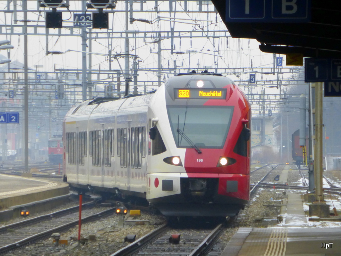 tpf - Triebzug RABe 527 196-5 bei der einfahrt im Bahnhof von Neuchâtel am 14.02.2015