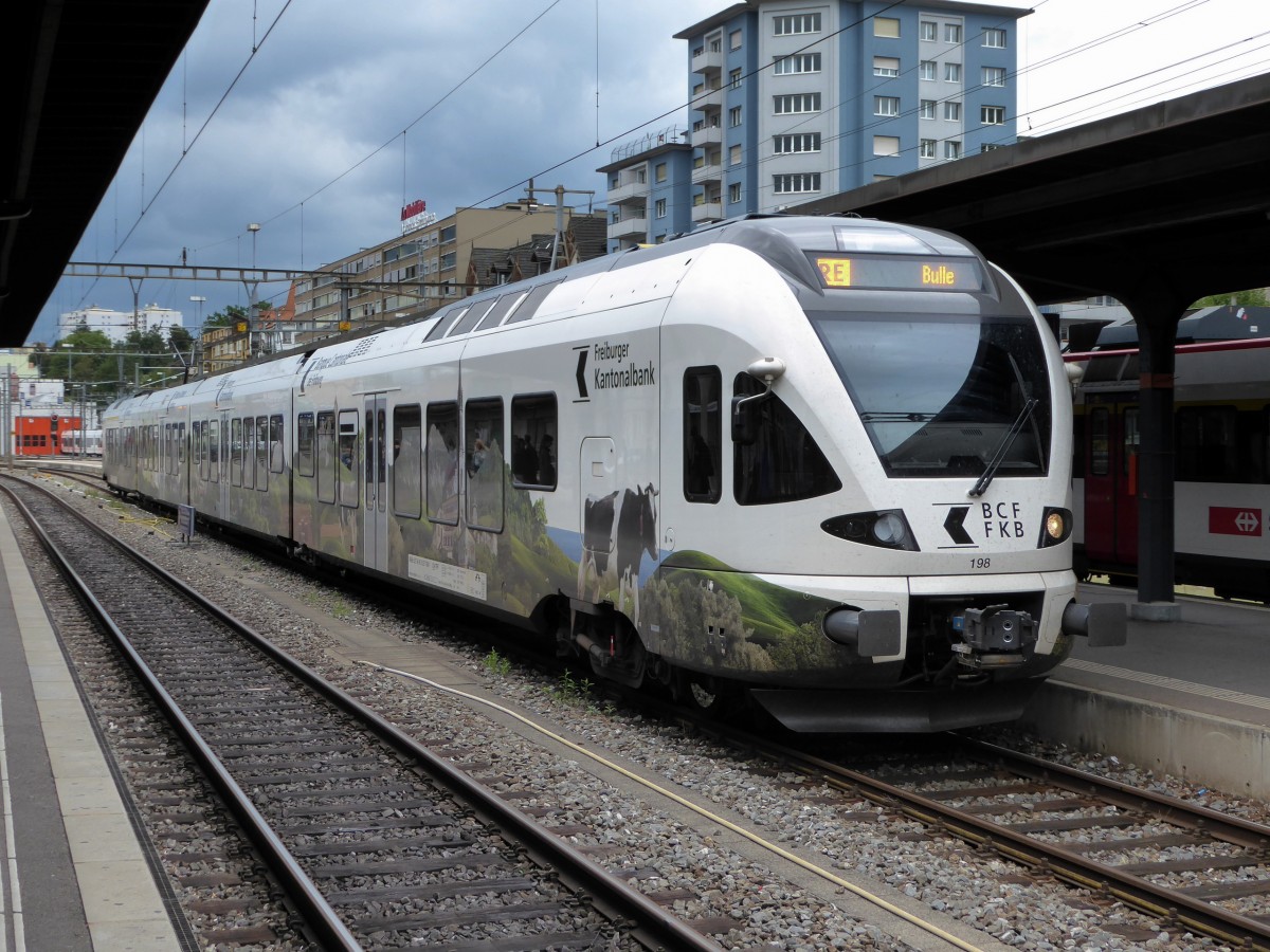 tpf - Triebzug RABe 527 198-1 als Regio nach Bulle im Bahnhof von Freiburg am 05.09.2015
