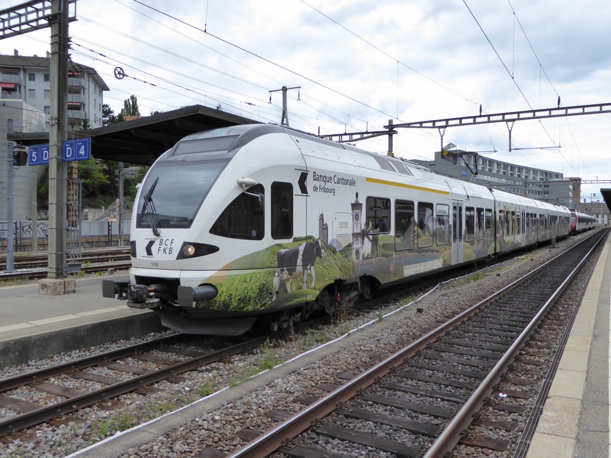 tpf - Triebzug RABe 527 198-1 im Bahnhof von Freiburg am 05.09.2015