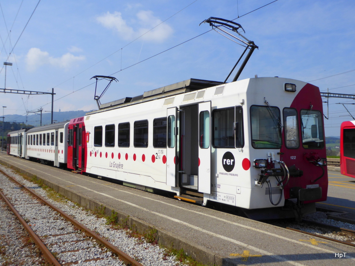tpf - Wartender Regio am Schluss der TriebwagenBe 4/4 122 im Bahnhof von Palézieux am 03.05.2016