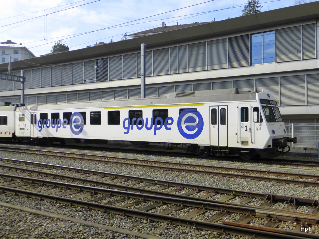 tpf - Werbesteuerwagen 1+2 Kl. ABt 50 36 35-33 383-7 im Bahnhof Freiburg am 14.02.2015