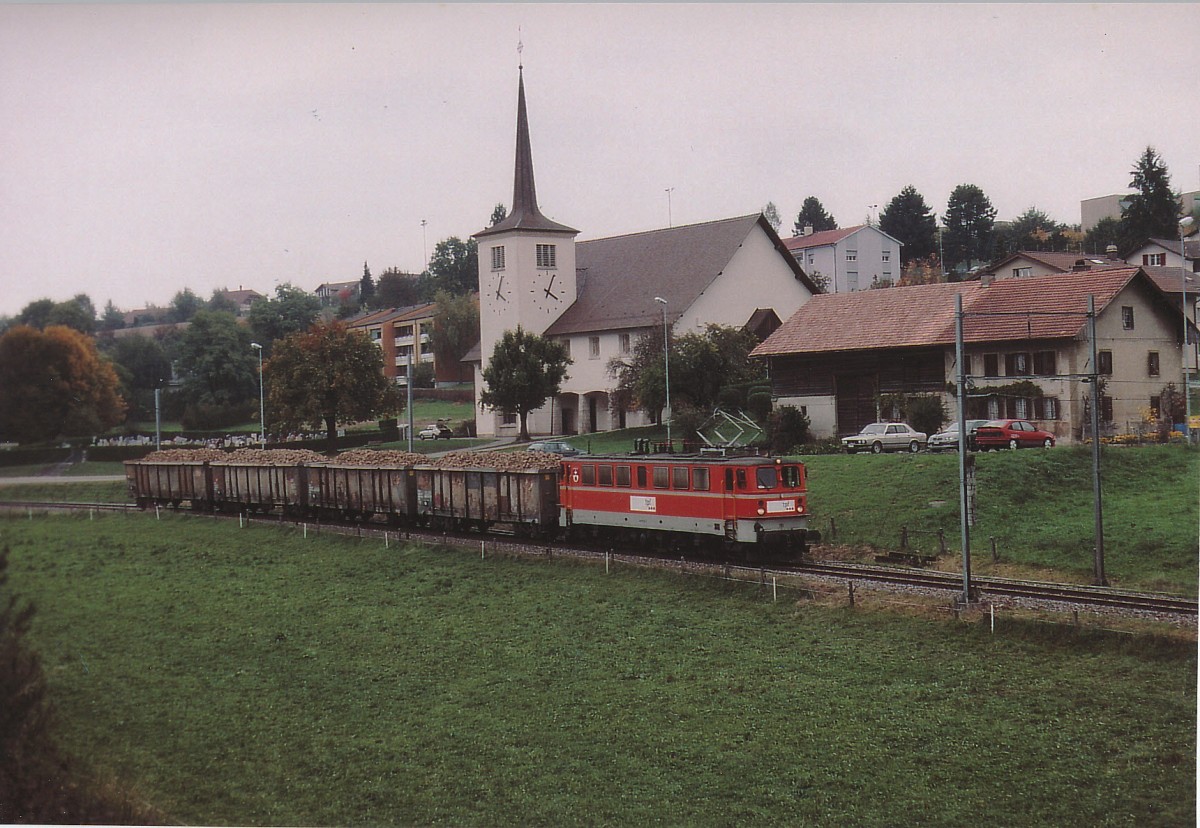 TPF: Zuckerrübenzug mit der Ae 417 191 bei Courtpin in Richtung Freiburg unterwegs an einem sehr trüben Novembertag im Jahre 2003. Im Jahre 2006 wurden die Ae 419 191-192 nach Deutschland verkauft.
Foto: Walter Ruetsch 