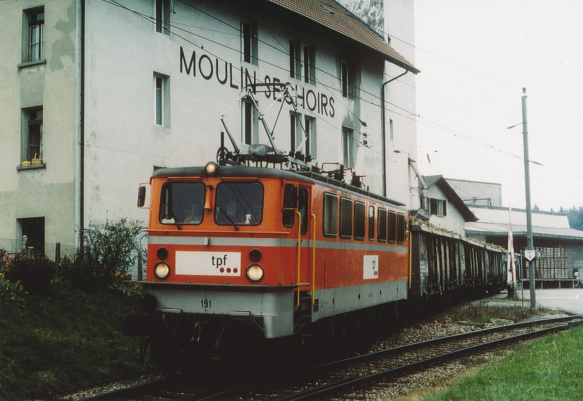 TPF: Zuckerrübenzug mit der Ae 417 191 auf dem ehemaligen Anschlussgeleise in Courtepin zur Abfahrt in Richtung Freiburg bereit an einem sehr trüben Novembertag im Jahre 2003. Im Jahre 2006 wurden die Ae 419 191-192 nach Deutschland verkauft.
Foto: Walter Ruetsch 