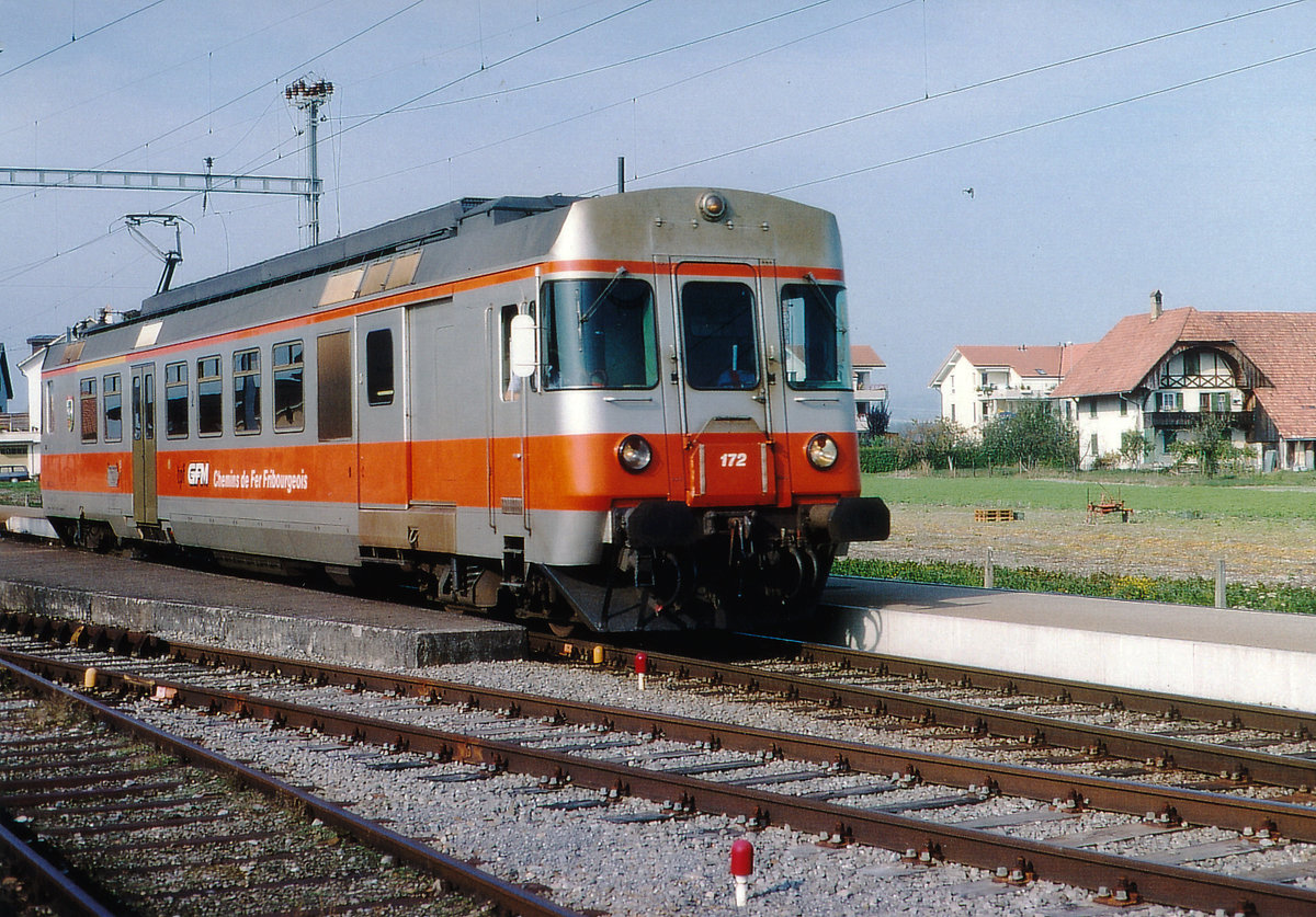 TPF/GFM: Bahnhofsdurchfahrt Sugiez des RBDe 4/4 172 im August 1999. Die Triebwagen 171 bis 173 wurden von der damaligen GFM im Jahre 1983 in Betrieb genommen auf den Strecken Bulle - Romont sowie Freiburg - Ins. Zum Einsatz gelangten die RBDe 4/4 mit passenden Steuerwagen hauptsächlich im Personenverkehr. Oft kamen diese starken Triebwagen auch vor Zuckerrübenzügen, Ölzügen (zum Tanklager Courtipin von Ins und Freiburg) sowie vor schweren Panzerzügen, (meistens in Doppeltraktion) zum Einsatz. Weitere Aufnahmen zu diesem Theama folgen zu einem späteren Zeitpunkt.  
Foto: Walter Ruetsch 