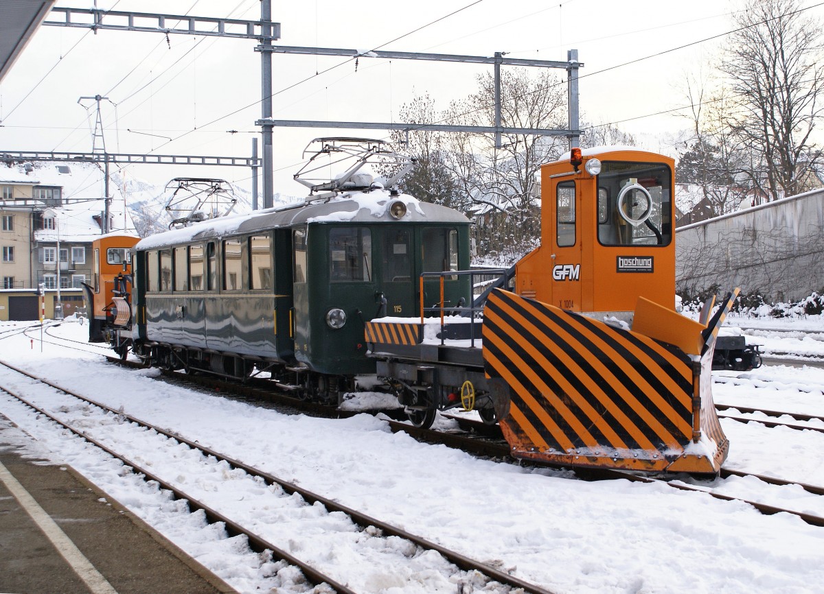 TPF/GFM: Beim Be 4/4 115 (1905) handelt es sich um den ältesten noch fahrtüchtigen Triebwagen der TPF-Flotte. Seit Jahren wird er im Winterdienst zusammen mit den Schneepflügen X 1003 und X 1004 für die Schneeräumung eingesetzt. Nach der Inbetriebnahme der neuen Fahrzeuge wird der Be 4/4 115 durch einen BDe 4/4 141-142 (1972) abgelöst und bei GFM historique seinen neuen Platz finden. Die Aufnahme ist am 4. Dezember 2008 in Bulle entstanden.
Foto: Walter Ruetsch 