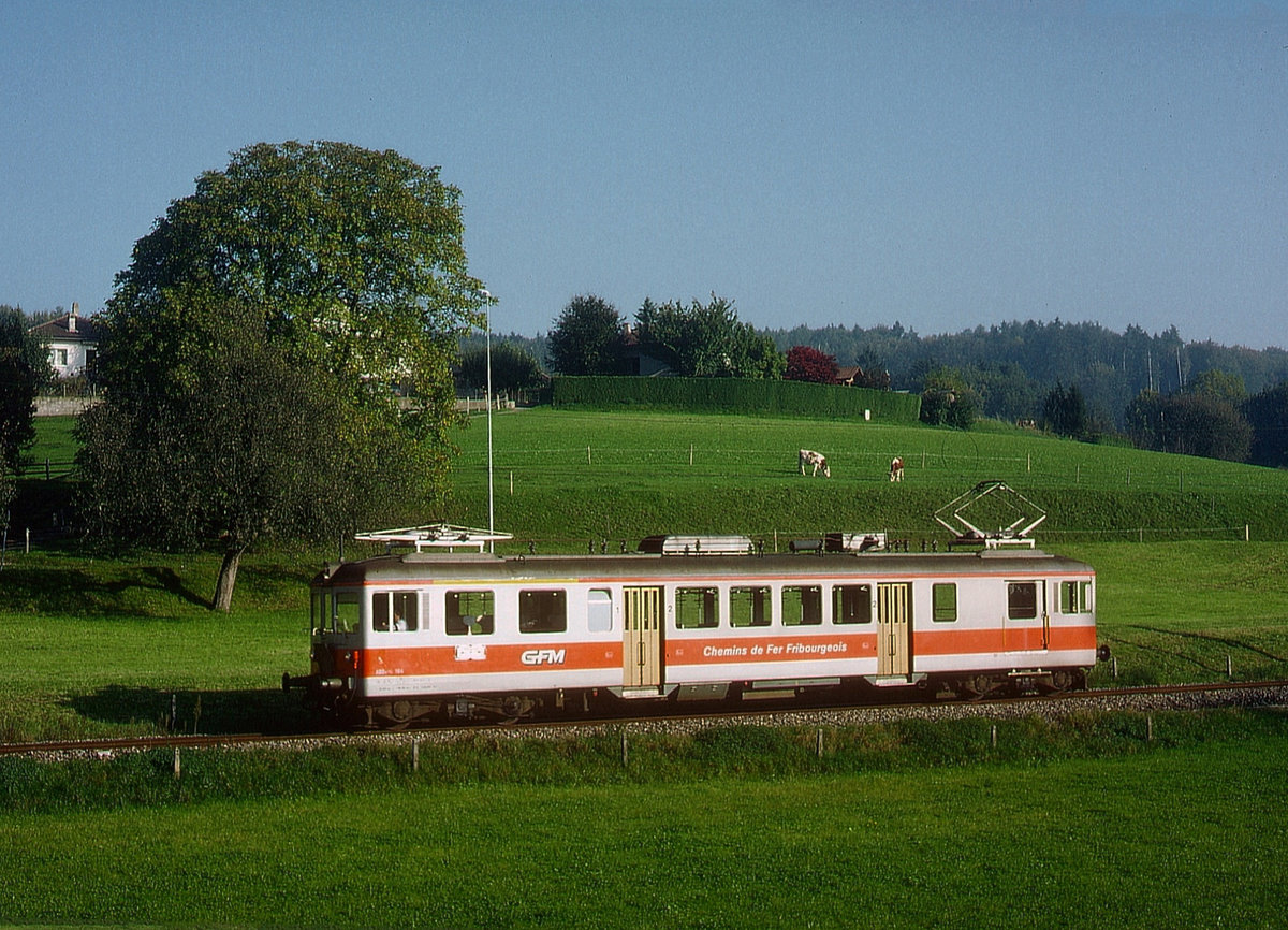 TPF/GFM: Regionalzug mit nicht erkennbarem ABDe 4/4 bei Courtepin im Oktober 1991.
Foto: Walter Ruetsch  