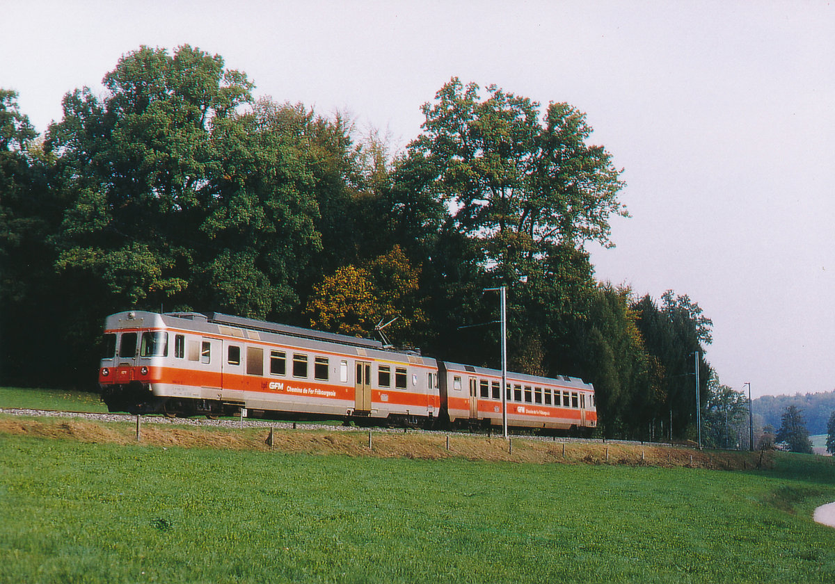 TPF/GFM: Regionalzug nach Ins mit dem RABDe 4/4 171 mit Baujahr 1983, bei Courtepin im Oktober 1999. Von diesem Fahrzeugtyp hat SIG/SWS/BBC nur vier Einheiten für die GFM (RABDe 4/4 171 bis 172) sowie die RVT (RABDe 4/4 104 bis 105) gebaut. Zu einem späteren Zeitpunkt wurden die Triebwagen der RVT von der GFM und und von TRAVYS übernommen, wo sie noch im täglichen Einsatz stehen.  
Foto: Walter Ruetsch
