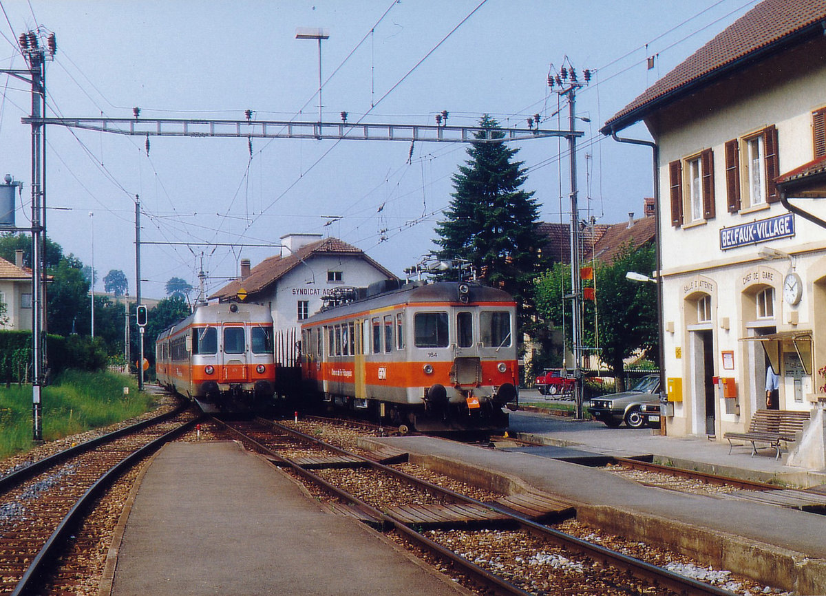 TPF/GFM: Seltene Begegnung eines RBDe-Pendelzuges auf der Fahrt nach Fribourg mit dem abgestellten ABDe 4/4 164 in Belfaux-Village Ende der 80-iger Jahre. 
Foto: Walter Ruetsch 