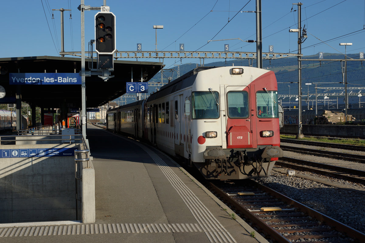 TPF/SBB: Altes und neues Rollmaterial im Einsatz als S 30.
RBDe 537 172 am 19. Juli 2016 in Yverdon-les-Bains auf den nächsten Einsatz wartend.
Foto: Walter Ruetsch
